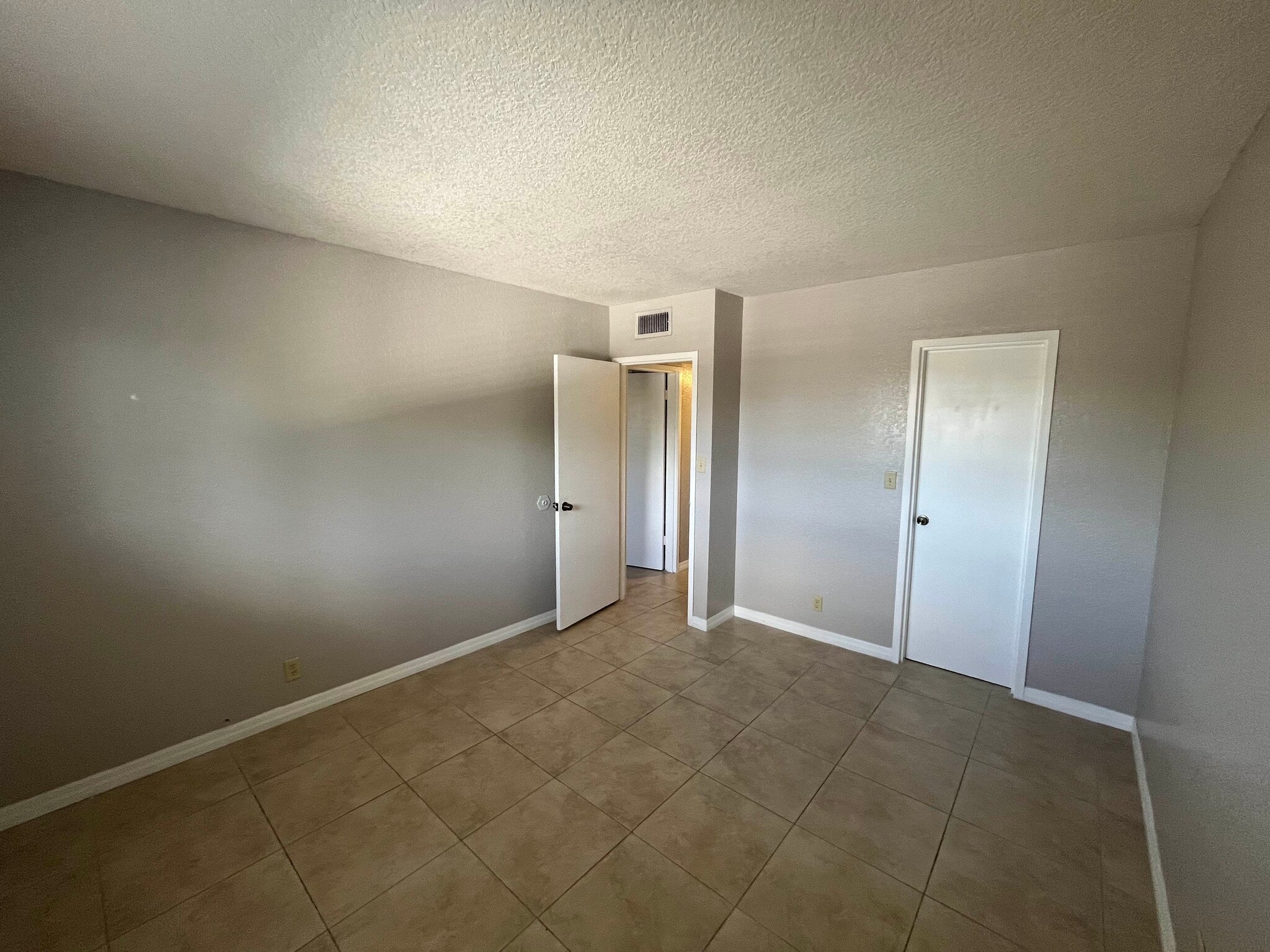 Building Photo - 2020 NE 56th St