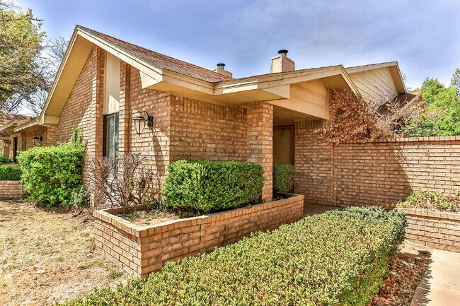 Building Photo - Upscale Townhouse in Great Area
