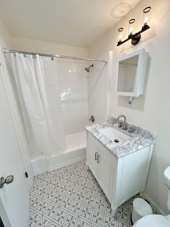 Building Photo - SPACIOUS 1BD/1BA UNIT INCLUDES 1-CAR GARAGE