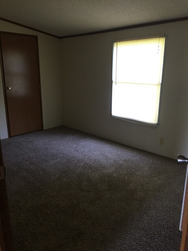 Building Photo - 3 Bedroom and 2 Bathroom Mobile home in the Tanglewood area