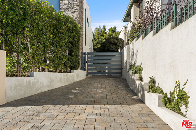 Building Photo - 1621 N Fairfax Ave