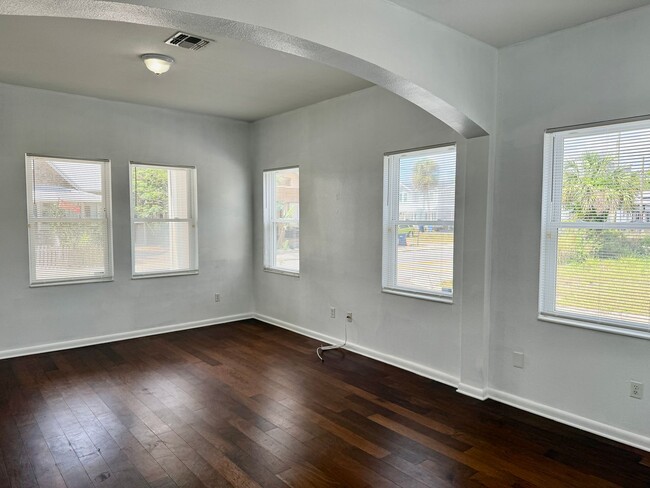 Building Photo - 1808 E Columbus Dr