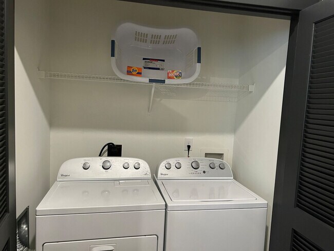 Building Photo - 401 W Trade St