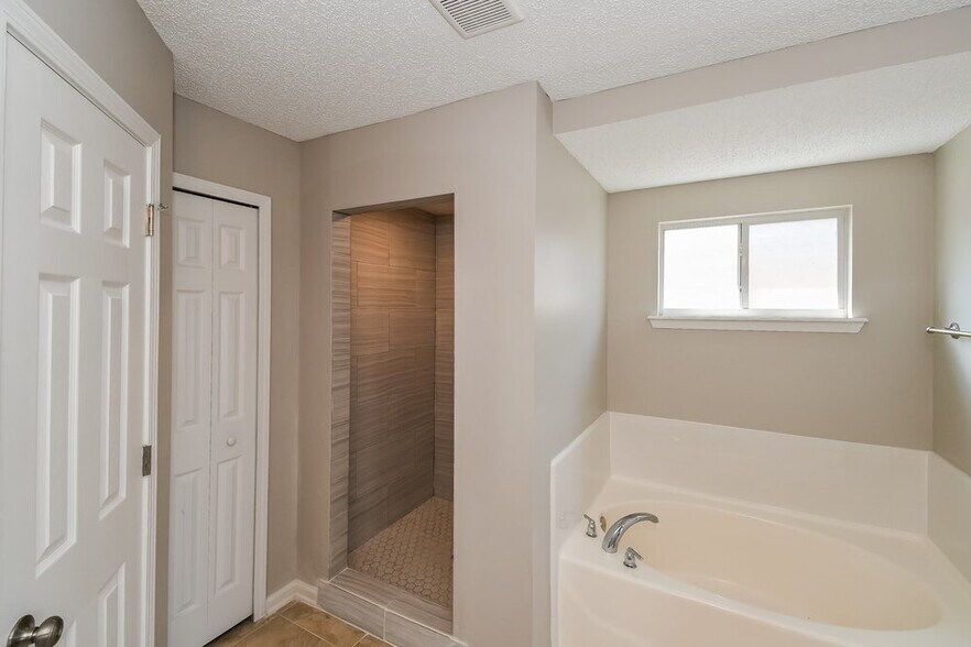 Building Photo - 2711 Ravine Hill Dr