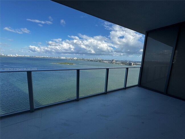 Building Photo - 700 NE 24th St