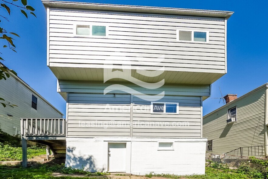 Building Photo - 467 7th St