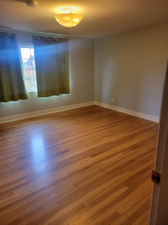 Building Photo - Gorgeous Tudor in Tacoma's North Slope Area