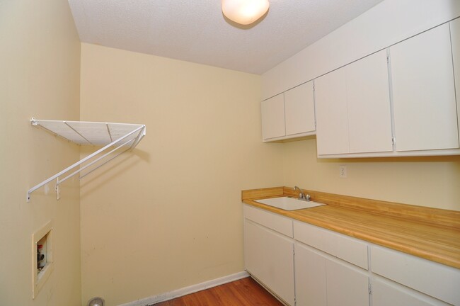 Building Photo - 9405 Hartwick Cir SE