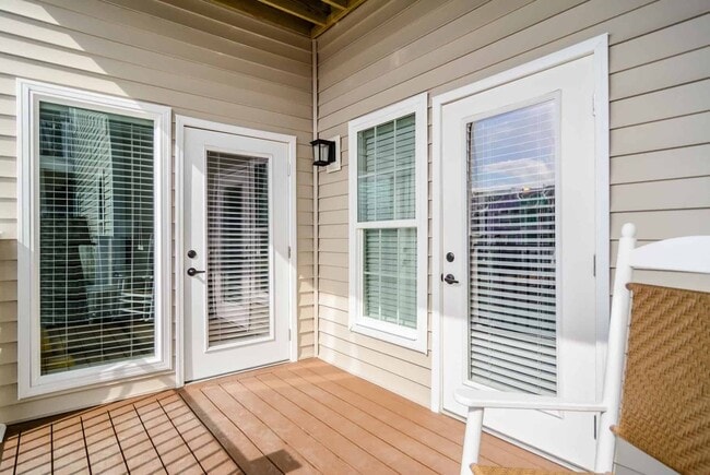 Building Photo - 2 Bd 2 Ba Apartment-Available NOW