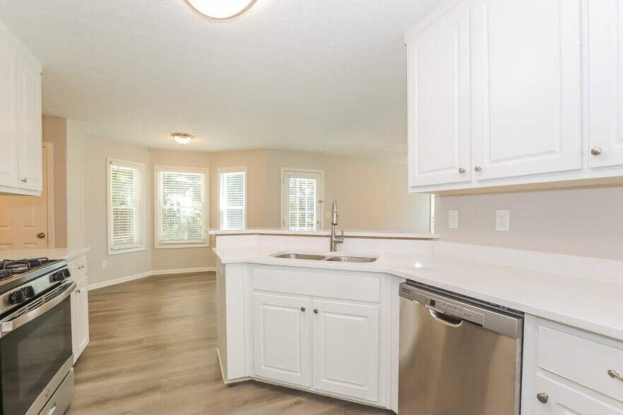 Building Photo - 611 Simon Park Cir