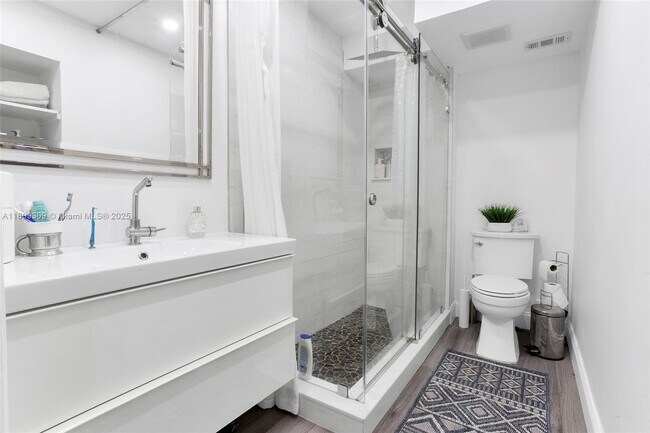 Building Photo - 405 Lakeview Dr