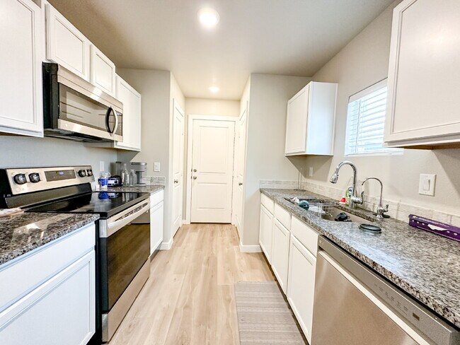 Building Photo - 3/2/1 in Upland Crossing!