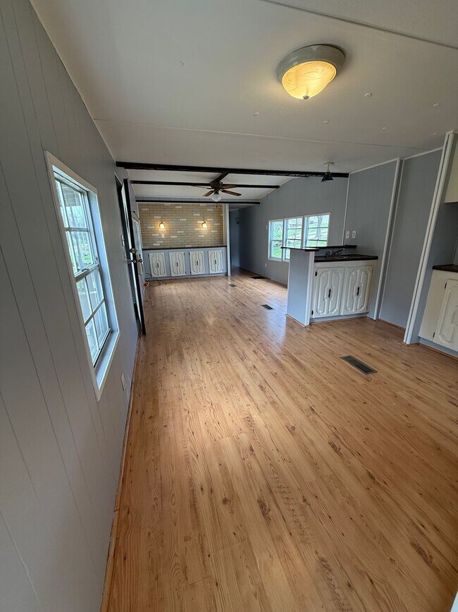 Building Photo - 2 Bedroom / 1 Bath Manufactured Home Kingsport TN