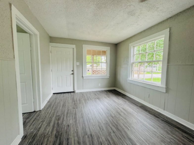 Building Photo - 1501 Nashby St