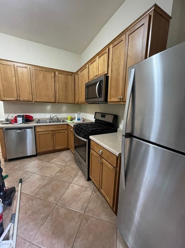 Building Photo - 733 N Wells St