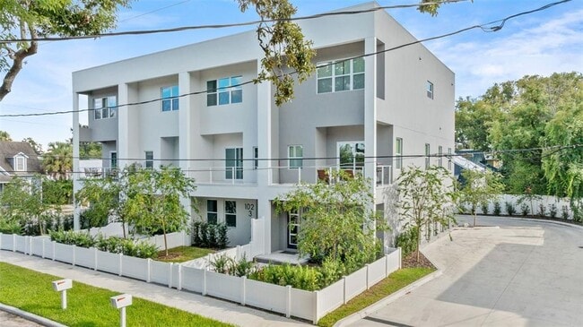 Building Photo - 102 W Adalee St