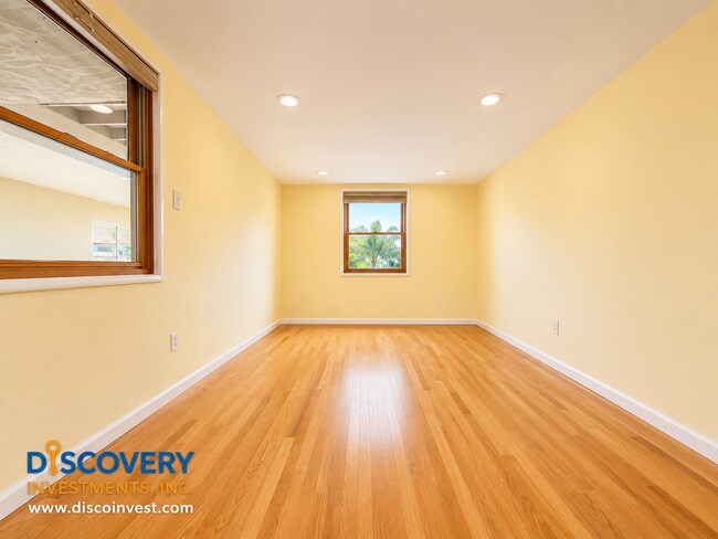 Building Photo - 327 San Carlos Ave