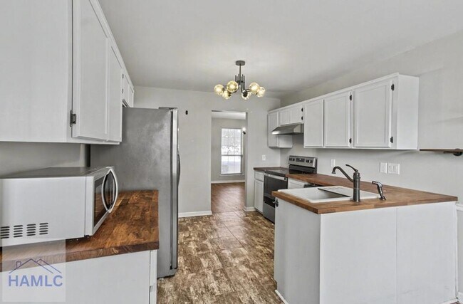 Building Photo - 404 Clairemore Cir