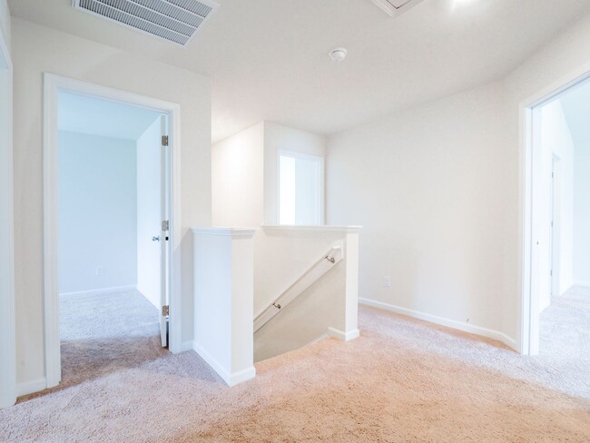 Building Photo - 551 Poppleton Dr