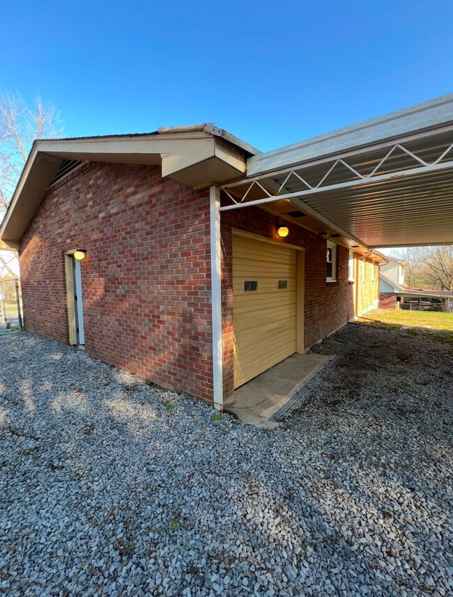 Building Photo - All Brick, 3 Bedroom Ranch in Hendersonvil...