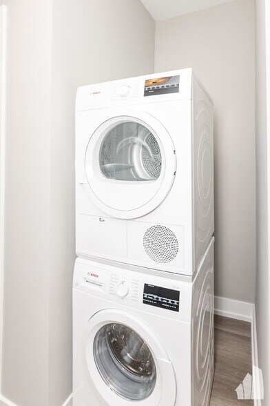 Building Photo - 3939 N Janssen Ave