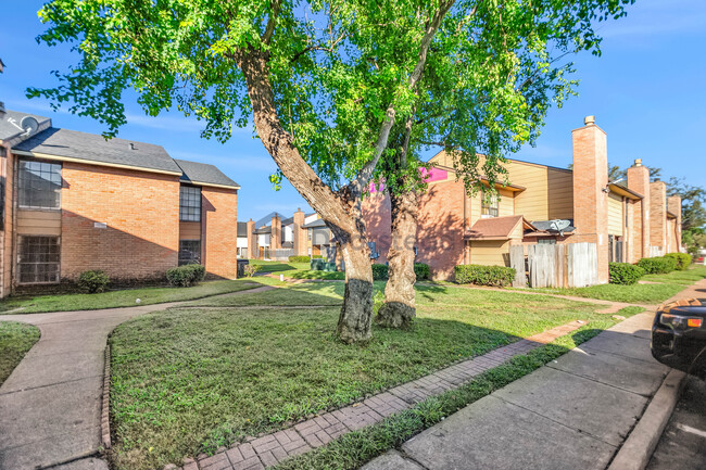 Building Photo - 9090 S Braeswood Blvd