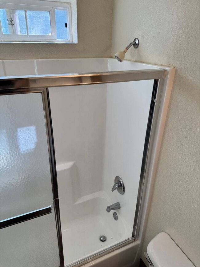 Building Photo - Updated 3 bedroom 2 bath duplex! MOVE IN S...