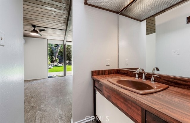 Building Photo - 4924 E Elsinore Ave