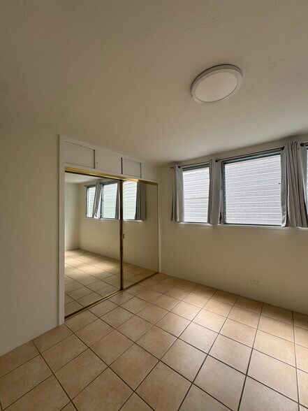 Building Photo - 2355 Ala Wai Blvd