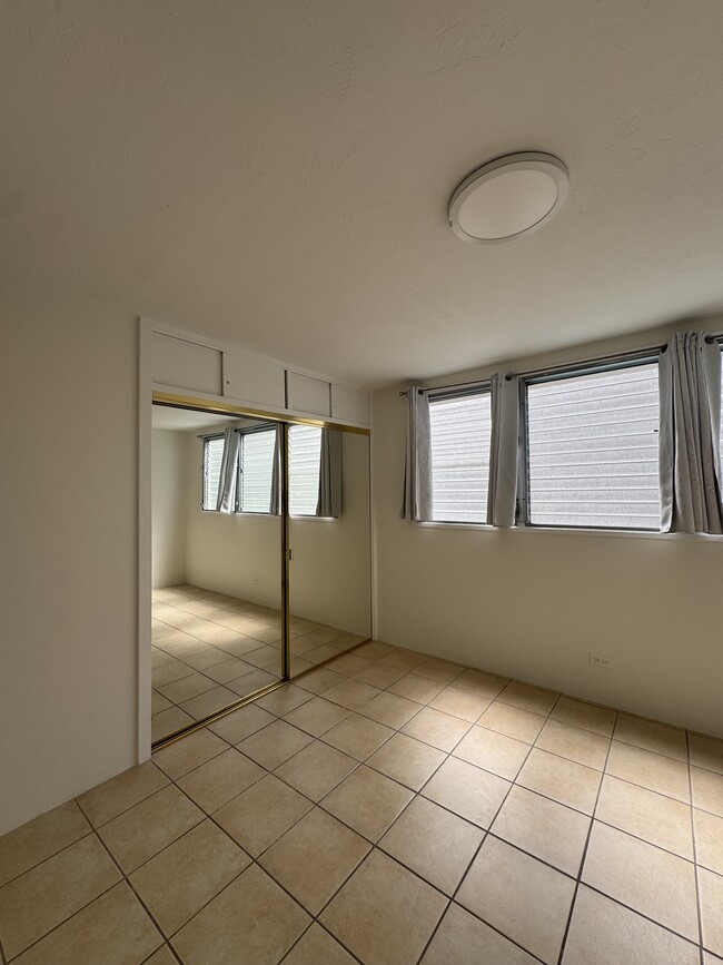 Building Photo - 2355 Ala Wai Blvd