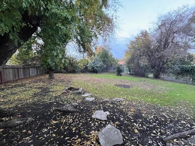 Building Photo - 3033 W Sonoma Ave