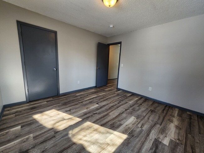 Building Photo - Spacious 2-Bedroom, 1-Bathroom Home AVAILABLE NOW!!