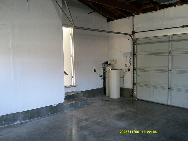 Building Photo - 390 S Almond St