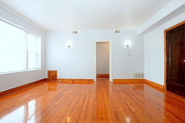 Interior Photo - 6237-45 Kedzie