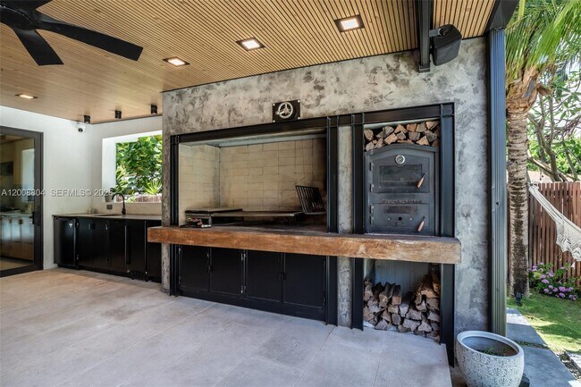 Building Photo - 115 SW 23rd Rd