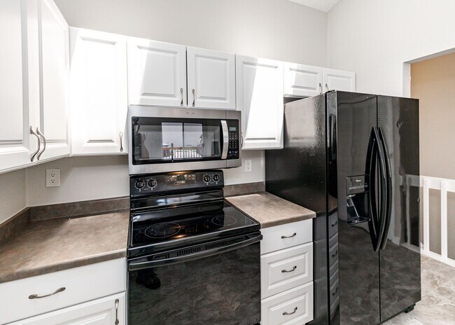 Building Photo - Lovely End Unit 2 Bed Condo, Centrally Located