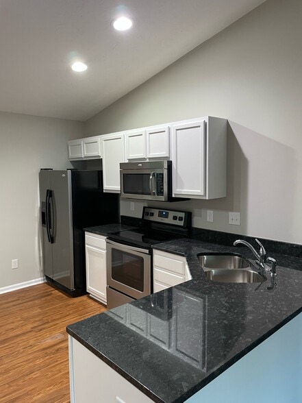 Building Photo - 10770 N Park Ave