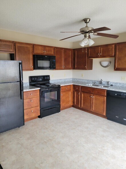 Building Photo - 5 Cherry Tree Ln