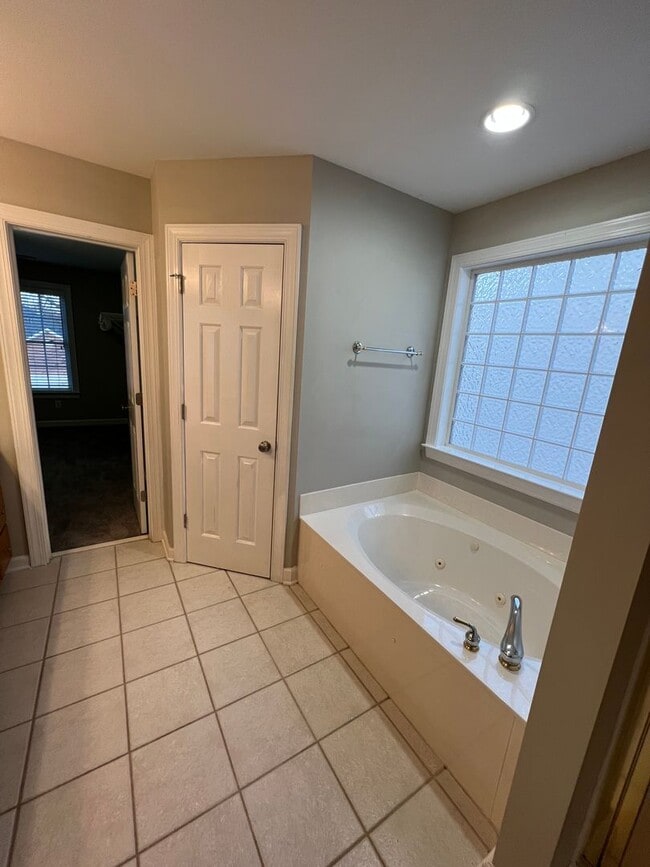 Building Photo - Beautiful 5 bedroom Executive Home In Wakefield