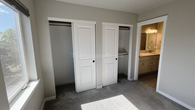 Building Photo - Modern 3-Bedroom Home!