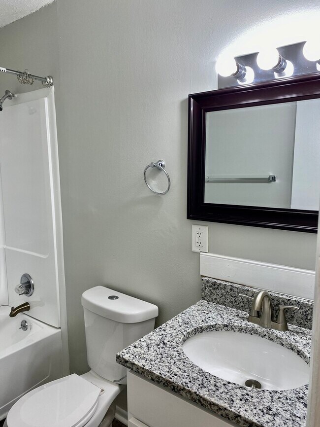 Building Photo - Hillcrest Apts: Rossville 2Bed/1Bath Apart...
