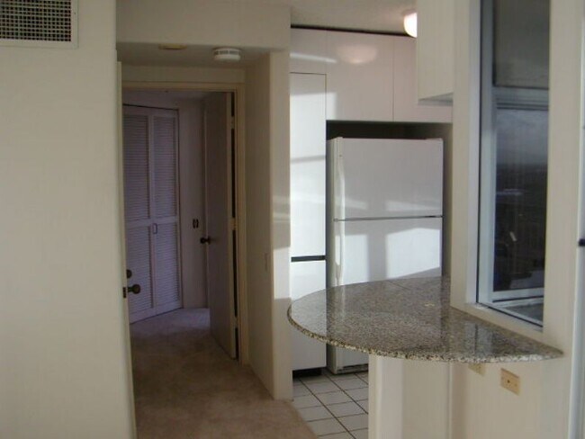 Building Photo - Immaculate 2/2/2 with Downtown and Ocean Views