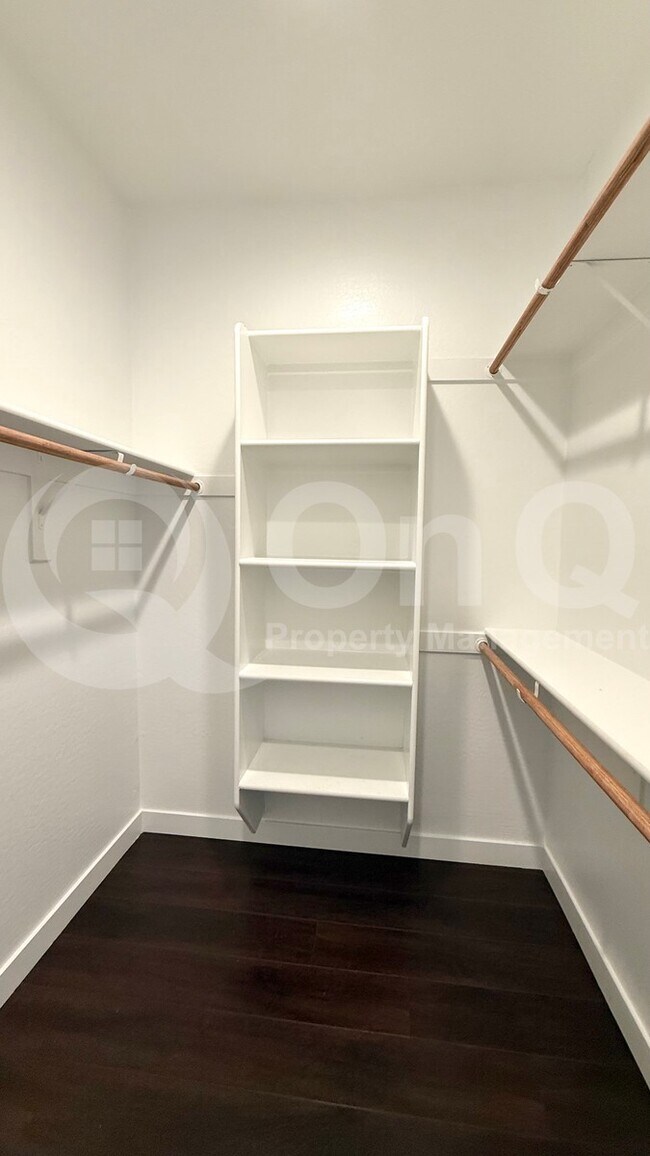 Building Photo - 9830 E Tahoe Ave