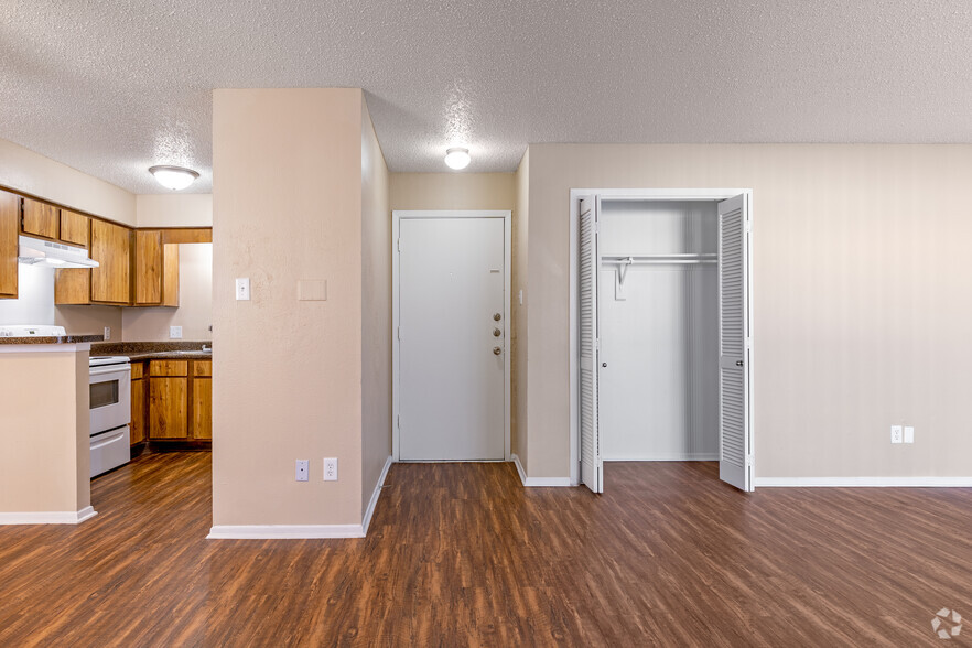 1BR, 1BA - 678SF - Living Room - Highlands of Duncanville