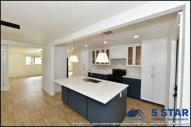 Building Photo - 3217 Wedgewood Dr