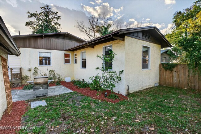 Building Photo - 1903 Dewey Pl