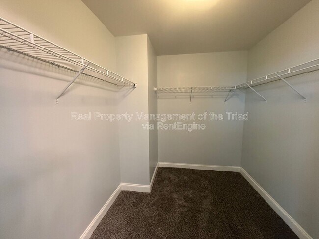 Building Photo - 2211 Talon Dr