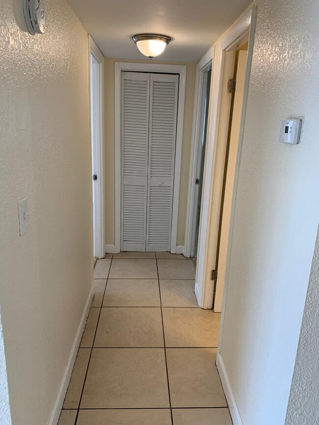 Building Photo - 15221 NE 6th Ave