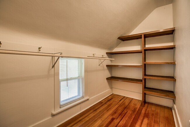 Building Photo - 1327 S 13th St