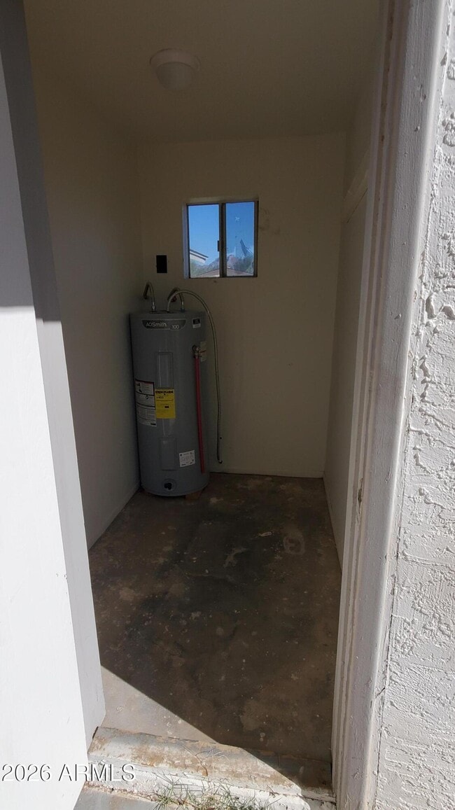 Building Photo - 905 N Ocotillo Dr